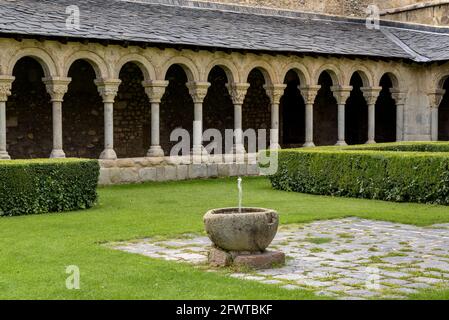 Cloître intérieure de la Seu d'Urgell Cathédrale (Alt Urgell, Catalogne, Espagne, Pyrénées) ESP: Claustro Interior de la Catedral de la Seu d'Urgell Banque D'Images