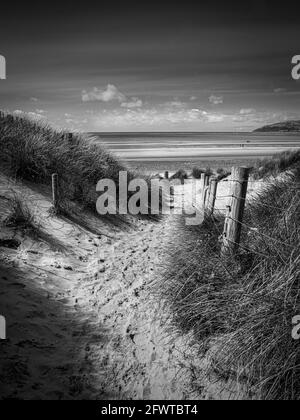 Chemin de dunes de sable menant à la plage sur un lumineux Jour ensoleillé Conway Morfa Nord du pays de Galles noir et blanc Banque D'Images