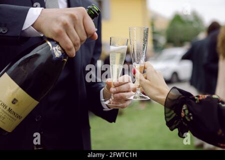 Toast élégant avec vin mousseux prosecco en plein air, à l'extérieur Banque D'Images