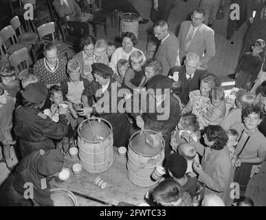 Exercice BB [protection de la population] à Arnhem, distribution massive de nourriture, 21 septembre 1955, secours, Organisations d'urgence, exercices, pays-Bas, Agence de presse du XXe siècle photo, nouvelles à retenir, documentaire, photographie historique 1945-1990, histoires visuelles, L'histoire humaine du XXe siècle, immortaliser des moments dans le temps Banque D'Images