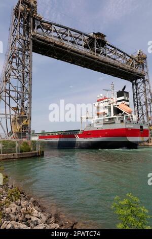 Navire passant sous le pont 5, également connu sous le nom de pont Glendale, pont élévateur vertical du canal Welland à St. Catharines (Ontario) Canada. Banque D'Images