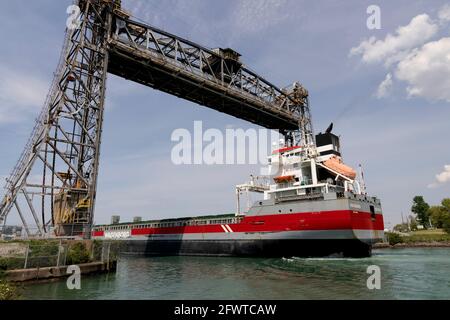 Navire passant sous le pont 5, également connu sous le nom de pont Glendale, pont élévateur vertical du canal Welland à St. Catharines (Ontario) Canada. Banque D'Images