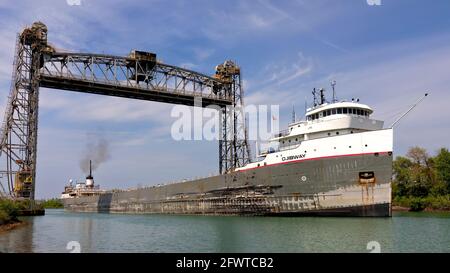 Le navire de transport Ojibway passant sous le pont 5, également connu sous le nom de pont Glendale, un pont élévateur vertical le canal Welland à St. Catharines, à Ontari Banque D'Images