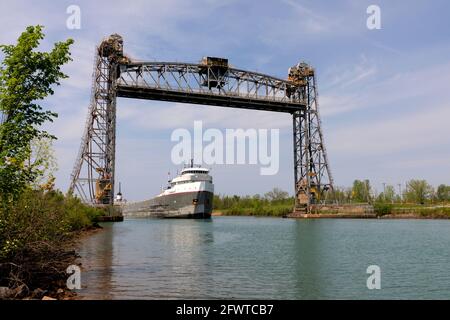 Le navire de transport Ojibway passant sous le pont 5, également connu sous le nom de pont Glendale, un pont élévateur vertical le canal Welland à St. Catharines, à Ontari Banque D'Images