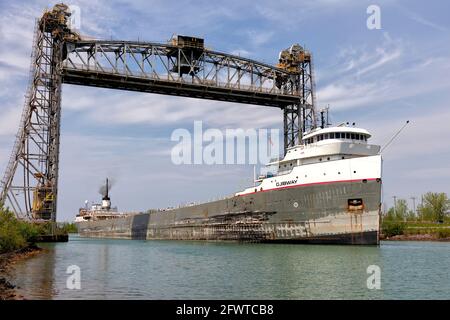 Le navire de transport Ojibway passant sous le pont 5, également connu sous le nom de pont Glendale, un pont élévateur vertical le canal Welland à St. Catharines, à Ontari Banque D'Images