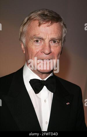 Photo du dossier en date du 8 décembre 2006 du président de la FIA, Max Mosley, arrive au Gala de la FIA 2006 qui s'est tenu à Monaco. - Max Mosley, l'ancien président de la FIA, l'organe directeur mondial des sports motorisés, est décédé à l'âge de 81 ans. Mosley est devenu président de la FIA en 1993 après avoir occupé des postes administratifs dans le sport automobile, y compris au sein de la Formule 1. Il a occupé trois postes de président avant de se présenter en 2009. Photo de Frédéric Nebinger/Cameleon/ABACAPRESS.COM Banque D'Images