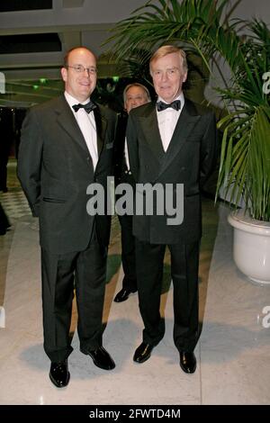 Photo du dossier datée du 10 décembre 2004, le Prince Albert de Monaco et le président de la FIA Max Mosley assistent au gala des prix de la FIA à Monaco. - Max Mosley, l'ancien président de la FIA, l'organe directeur mondial des sports motorisés, est décédé à l'âge de 81 ans. Mosley est devenu président de la FIA en 1993 après avoir occupé des postes administratifs dans le sport automobile, y compris au sein de la Formule 1. Il a occupé trois postes de président avant de se présenter en 2009. Photo de Laurent Zabulon/ABACAPRESS.COM Banque D'Images