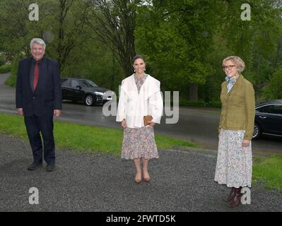 STOCKHOLM 20210524Crown la princesse Victoria est accueillie par John Brattmyhr, PDG de Skansen, et Sanne Houby-Nielsen, directrice de la Nordic Museum Foundation, lorsqu'elle arrive à la réunion annuelle du Nordic Museum et des amis de Skansen à la mine Skansen, Stockholm Suède, le 24 mai 2021. Photo: Janerik Henriksson / TT / Kod 10010 Banque D'Images