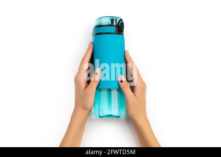 Main de womans tenant une bouteille d'eau bleue isolée sur blanc arrière-plan Banque D'Images