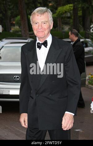 Photo du dossier en date du 31 mai 2007 de Max Mosley arrive au gala de télévision 'la nouvelle de soirée' qui se tient à la salle sportive de Monte-Carlo, Monaco. - Max Mosley, l'ancien président de la FIA, l'organe directeur mondial des sports motorisés, est décédé à l'âge de 81 ans. Mosley est devenu président de la FIA en 1993 après avoir occupé des postes administratifs dans le sport automobile, y compris au sein de la Formule 1. Il a occupé trois postes de président avant de se présenter en 2009. Photo de Frédéric Nebinger/ABACAPRESS.COM Banque D'Images