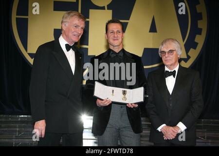 Photo du dossier en date du 8 décembre 2006 du président de la FIA Max Mosley, à gauche, et du président de la FOM (gestion de Formule 1) Bernie Ecclestone, à droite, entourent le pilote de Formule 1 allemand Michael Schumacher, qui détient la Médaille d'or de l'Académie FIA, lors de la cérémonie des Prix FIA 2006 à Monaco. - Max Mosley, l'ancien président de la FIA, l'organe directeur mondial des sports motorisés, est décédé à l'âge de 81 ans. Mosley est devenu président de la FIA en 1993 après avoir occupé des postes administratifs dans le sport automobile, y compris au sein de la Formule 1. Il a occupé trois postes de président avant de se présenter en 2009. Photo de Frederic Nebinger/C. Banque D'Images