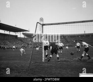 Match d'entraînement provisoirement l'équipe nationale néerlandaise contre la combinaison de Londres dans le stade olympique. Le premier but hollandais marqué par Kees Rijvers, 8 avril 1959, sports, football, Pays-Bas, Agence de presse du XXe siècle photo, nouvelles à retenir, documentaire, photographie historique 1945-1990, histoires visuelles, L'histoire humaine du XXe siècle, immortaliser des moments dans le temps Banque D'Images