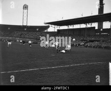 Match d'entraînement pour le moment étant l'équipe nationale néerlandaise contre la combinaison de Londres dans le stade olympique, 8 avril 1959, sports, football, Pays-Bas, Agence de presse du XXe siècle photo, nouvelles à retenir, documentaire, photographie historique 1945-1990, histoires visuelles, L'histoire humaine du XXe siècle, immortaliser des moments dans le temps Banque D'Images