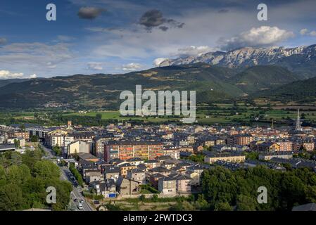 Vue panoramique de la Seu d'Urgell depuis la tour Torre de Solsona. En arrière-plan, la chaîne de montagnes Serra del Cadí (Alt Urgell, Catalogne, Espagne) Banque D'Images