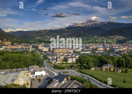 Vue panoramique de la Seu d'Urgell depuis la tour Torre de Solsona. En arrière-plan, la chaîne de montagnes Serra del Cadí (Alt Urgell, Catalogne, Espagne) Banque D'Images