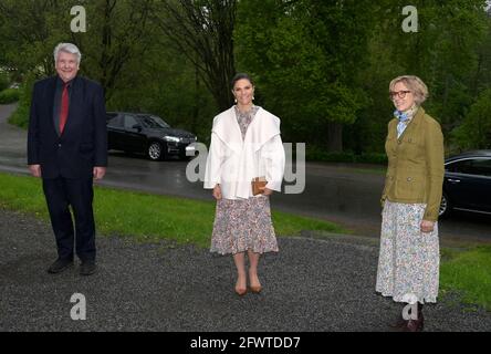 STOCKHOLM 20210524Crown la princesse Victoria est accueillie par John Brattmyhr, PDG de Skansen, et Sanne Houby-Nielsen, directrice de la Nordic Museum Foundation, lorsqu'elle arrive à la réunion annuelle du Nordic Museum et des amis de Skansen à la mine Skansen, Stockholm Suède, le 24 mai 2021. Photo: Janerik Henriksson / TT / Kod 10010 Banque D'Images