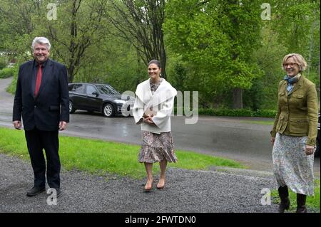 STOCKHOLM 20210524Crown la princesse Victoria est accueillie par John Brattmyhr, PDG de Skansen, et Sanne Houby-Nielsen, directrice de la Nordic Museum Foundation, lorsqu'elle arrive à la réunion annuelle du Nordic Museum et des amis de Skansen à la mine Skansen, Stockholm Suède, le 24 mai 2021. Photo: Janerik Henriksson / TT / Kod 10010 Banque D'Images