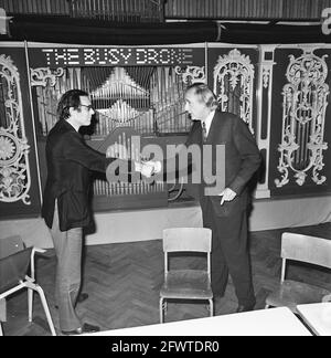 Orgue le drone occupé à Stedelijk Musée transféré à la municipalité d'Amsterdam, Alderman Lammers (à gauche) et l'éditeur G. Lubberhuizen devant l'orgue, 18 juin 1973, Municipalités, musées, Orgues, transferts, éditeurs, pays-Bas, Agence de presse du XXe siècle photo, nouvelles à retenir, documentaire, photographie historique 1945-1990, histoires visuelles, L'histoire humaine du XXe siècle, immortaliser des moments dans le temps Banque D'Images