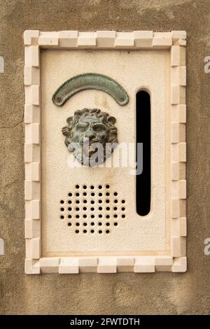 Ancienne poignée de porte en métal sous forme de tête de lion. Arrière-plan de la fermeture du porte-outil. Venise, Italie Banque D'Images