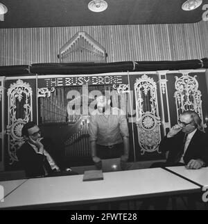 Orgue le drone occupé à Stedelijk Musée transféré à la municipalité d'Amsterdam, Alderman Lammers (à gauche) et l'éditeur G. Lubberhuizen devant l'orgue, 18 juin 1973, municipalités, musées, Orgues, transferts, éditeurs, pays-Bas, Agence de presse du XXe siècle photo, nouvelles à retenir, documentaire, photographie historique 1945-1990, histoires visuelles, L'histoire humaine du XXe siècle, immortaliser des moments dans le temps Banque D'Images