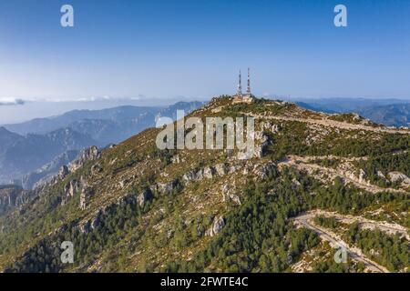 Vue aérienne du Mont Caro et des sommets environnants des ports d'Els - massif de Los Puertos, un matin d'hiver (Tarragone, Catalogne, Espagne) Banque D'Images