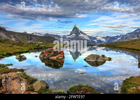 Premiers rayons de lumière du matin éclairant le sommet du Cervin au-dessus de Zermatt en Suisse. Banque D'Images