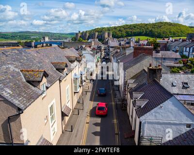 Conway village nord du pays de Galles Royaume-Uni vue aérienne en bas de la rue au château Banque D'Images