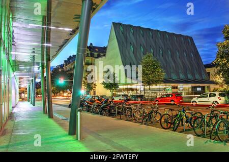 Musée d'ethnographie de Genève (Musée d'Ethnographie de Genève) ou MEG de nuit dans le quartier de Plain-Palais à Genève, Suisse. Le nouveau bâtiment était en opéen Banque D'Images