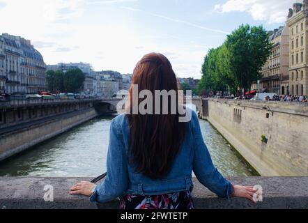 Femme profitant de la vue sur la Seine à Paris, en France, en été Banque D'Images