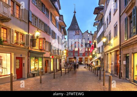 Scène nocturne le long de la rue Seilergraben dans le quartier Neumarkt de la vieille ville (Altstadt) de Zurich, Suisse. Grimmenturm, dominant la scen Banque D'Images