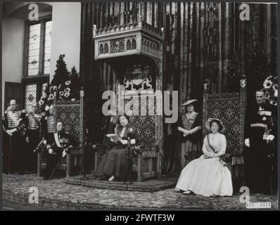 Jour du budget. La reine Juliana lit le discours du trône, 18 septembre 1956, reines, famille royale, Famille royale, princes, princesses, jour des princes, pays-Bas, agence de presse du xxe siècle photo, nouvelles à retenir, documentaire, photographie historique 1945-1990, histoires visuelles, L'histoire humaine du XXe siècle, immortaliser des moments dans le temps Banque D'Images