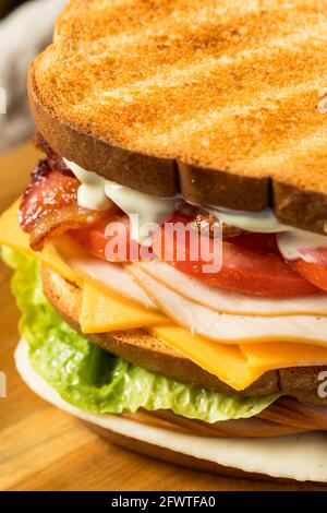 Sandwich dinde Club maison avec tomates au bacon et laitue Banque D'Images