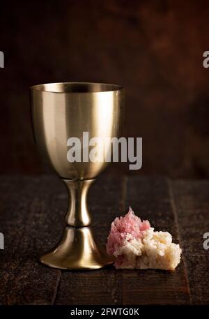 Le Sacrement de la Sainte Communion sur une table en bois sombre Banque D'Images