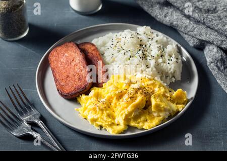 Petit déjeuner aux œufs hawaïens maison avec jambon et riz Banque D'Images