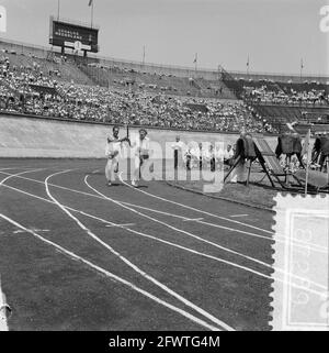 Journée olympique à Olympich Stadion Amsterdam . Torche: Fanny Blankers-Koen et Wim Slijkhuis, 30 juin 1957, athlètes, atlettes, Torches, sports, pays-Bas, agence de presse du XXe siècle photo, news to remember, documentaire, photographie historique 1945-1990, histoires visuelles, L'histoire humaine du XXe siècle, immortaliser des moments dans le temps Banque D'Images