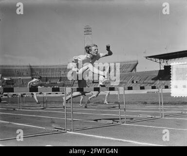 Journée olympique à Amsterdam. Fanny Blankers-Koen pendant 80 mètres haies, 21 juillet 1951, athlétisme, sport, Pays-Bas, Agence de presse du XXe siècle photo, nouvelles à retenir, documentaire, photographie historique 1945-1990, histoires visuelles, L'histoire humaine du XXe siècle, immortaliser des moments dans le temps Banque D'Images