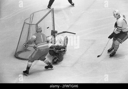 Jeux olympiques de Grenoble, hockey sur glace Russie / Suède 3-2, scores de Firsov (Russie), gardien de but suédois vaincu, 13 février 1968, Hockey sur glace, sports, pays-Bas, agence de presse du XXe siècle photo, news to remember, documentaire, photographie historique 1945-1990, histoires visuelles, L'histoire humaine du XXe siècle, immortaliser des moments dans le temps Banque D'Images