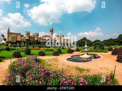 Le palais de Bangalore est un palais royal situé à Bengaluru, Karnataka, en Inde, dans une région qui appartenait au révérend J. Garrett, le premier principal de la ce Banque D'Images