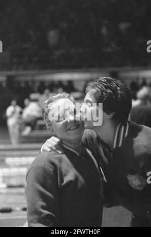 Jeux Olympiques à Rome, Ria van Velsen félicite Tineke Lagerberg pour sa victoire, 11 septembre 1960, sports, natation, Pays-Bas, Agence de presse du XXe siècle photo, nouvelles à retenir, documentaire, photographie historique 1945-1990, histoires visuelles, L'histoire humaine du XXe siècle, immortaliser des moments dans le temps Banque D'Images