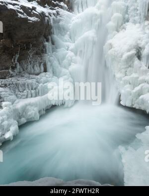 Johnston Canyon Lower Falls en hiver, Banff National par, Alberta, Canada Banque D'Images