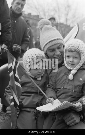 Jeux olympiques d'hiver à Grenoble. ARD Schenk avec deux supporters norvégiens, 15 février 1968, patinage de vitesse, sport, Pays-Bas, Agence de presse du XXe siècle photo, nouvelles à retenir, documentaire, photographie historique 1945-1990, histoires visuelles, L'histoire humaine du XXe siècle, immortaliser des moments dans le temps Banque D'Images