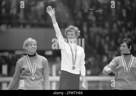 Jeux olympiques d'hiver à Grenoble. Le podium honorifique des médaillés de patinage de vitesse féminin de plus de 1500 mètres. De gauche à droite, porter Geijssen (deuxième), Kaija Mustonen (Finlande, premier) et Stien Kaiser (troisième), 11 février 1968, patinage sur glace, sports, Pays-Bas, Agence de presse du XXe siècle photo, nouvelles à retenir, documentaire, photographie historique 1945-1990, histoires visuelles, L'histoire humaine du XXe siècle, immortaliser des moments dans le temps Banque D'Images