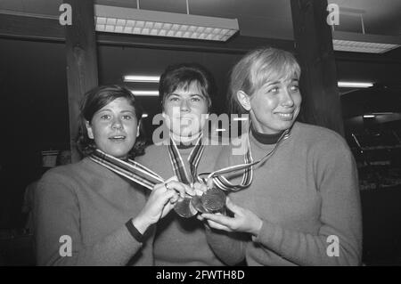 Jeux olympiques d'hiver à Grenoble. Les médaillés néerlandais ans Schut, Stien Kaiser et Carry Geijssen affichent leurs médailles, 12 février 1968, patinage, sports, Pays-Bas, Agence de presse du XXe siècle photo, nouvelles à retenir, documentaire, photographie historique 1945-1990, histoires visuelles, L'histoire humaine du XXe siècle, immortaliser des moments dans le temps Banque D'Images