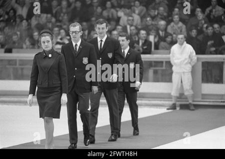 Jeux olympiques d'hiver à Grenoble. Les médaillés dans les 5000 mètres sur leur chemin vers le podium honoraire. En face de Peter Nottet (bronze), avec derrière lui Fred Anton Maier (Norvège, or) et Kees Verkerk (argent)., 15 février 1968, patinage, sports, Pays-Bas, Agence de presse du XXe siècle photo, nouvelles à retenir, documentaire, photographie historique 1945-1990, histoires visuelles, L'histoire humaine du XXe siècle, immortaliser des moments dans le temps Banque D'Images