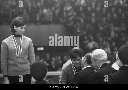 Jeux olympiques d'hiver à Grenoble. Le podium d'honneur pour les médaillés en patinage de vitesse féminin de 3000 mètres. Stien Kaiser (à droite) reçoit sa médaille de bronze. Sur la gauche ans Schut (or), 12 février 1968, patinage de vitesse, sports, Pays-Bas, Agence de presse du XXe siècle photo, nouvelles à retenir, documentaire, photographie historique 1945-1990, histoires visuelles, L'histoire humaine du XXe siècle, immortaliser des moments dans le temps Banque D'Images