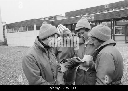 Jeux olympiques d'hiver à Grenoble. Les patineurs néerlandais examinant le courrier reçu. De gauche à droite Elly van den Bromm, porte Geijssen, Stien Kaiser et Wil Burgmeijer, 11 février 1968, patinage, sports, Pays-Bas, Agence de presse du XXe siècle photo, nouvelles à retenir, documentaire, photographie historique 1945-1990, histoires visuelles, L'histoire humaine du XXe siècle, immortaliser des moments dans le temps Banque D'Images