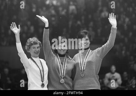 Jeux olympiques d'hiver à Grenoble. Le podium honorifique des médaillés en patinage de vitesse féminin de 3000 mètres. De gauche à droite Kaija Mustonen (Finlande, deuxième), ans Schut (premier) et Stien Kaiser (troisième), 12 février 1968, patinage, sports, Pays-Bas, Agence de presse du XXe siècle photo, nouvelles à retenir, documentaire, photographie historique 1945-1990, histoires visuelles, L'histoire humaine du XXe siècle, immortaliser des moments dans le temps Banque D'Images