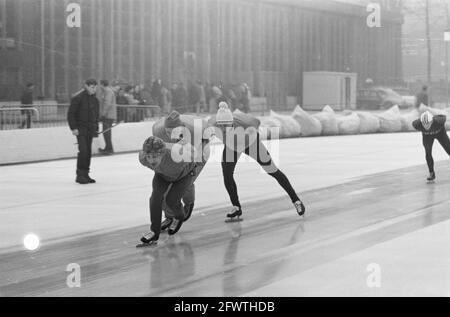 Jeux olympiques d'hiver à Grenoble. Entraînement des patineurs hollandais. Devant Kees Verkerk, suivi de Kees Broekman et ARD Schenk., 13 février 1968, patinage, sport, Pays-Bas, Agence de presse du XXe siècle photo, nouvelles à retenir, documentaire, photographie historique 1945-1990, histoires visuelles, L'histoire humaine du XXe siècle, immortaliser des moments dans le temps Banque D'Images