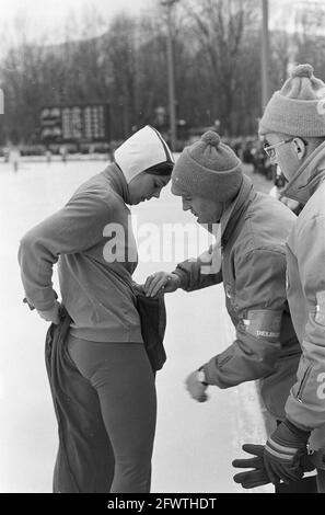 Jeux olympiques d'hiver à Grenoble. Skater Elly van den Bromm se prépare pour son tour dans les 500 mètres. L'entraîneur Henk van der Grift offre une main d'aide, 9 février 1968, patinage sur glace, sports, Pays-Bas, Agence de presse du XXe siècle photo, nouvelles à retenir, documentaire, photographie historique 1945-1990, histoires visuelles, L'histoire humaine du XXe siècle, immortaliser des moments dans le temps Banque D'Images