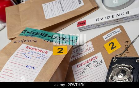 Dossiers et dossier de preuves dans un laboratoire de crime, image conceptuelle Banque D'Images